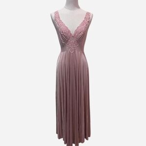 RARE Vintage Olga Lace Applique Nightgown (Medium)